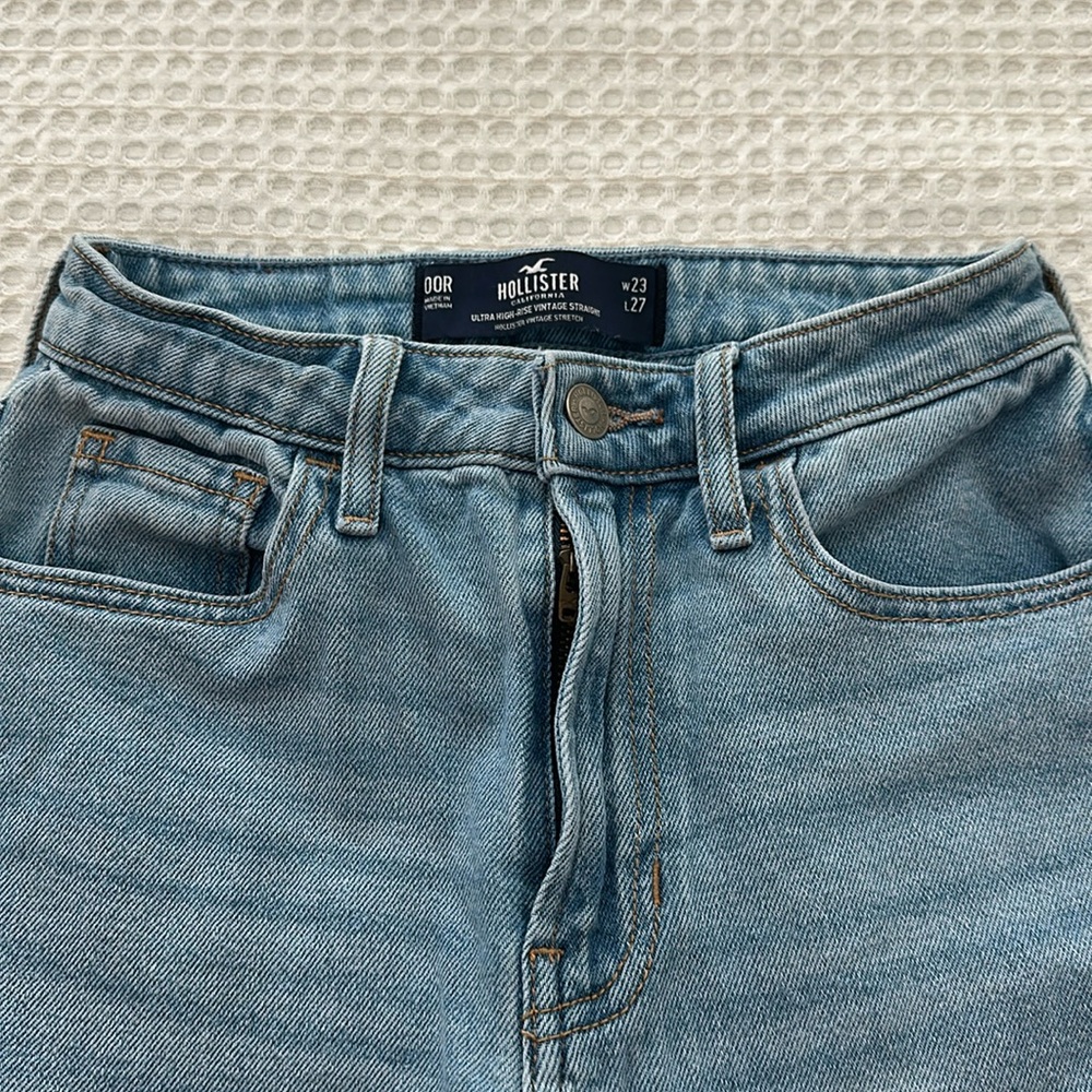 Hollister- Ultra high rise vintage straight jeans size 00R